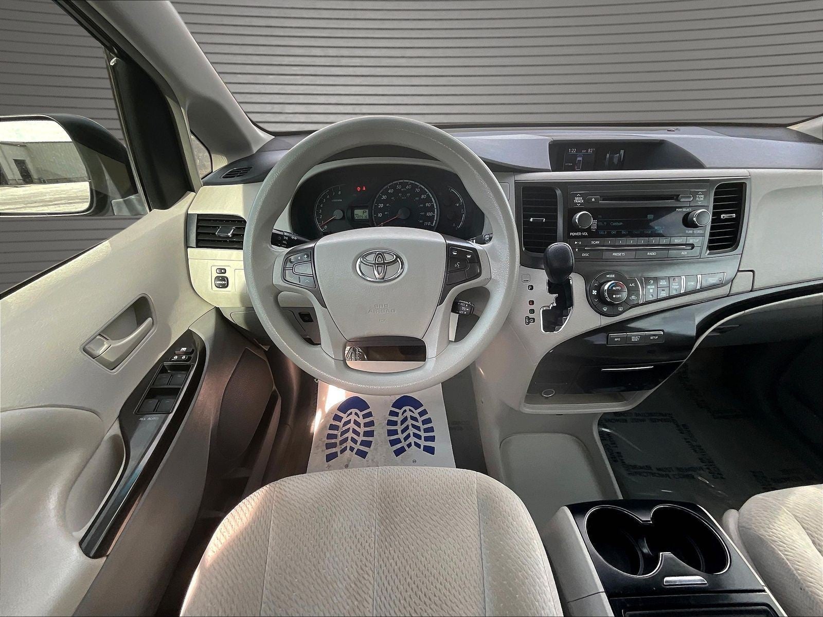 2013 Toyota Sienna LE V6 8 Passenger