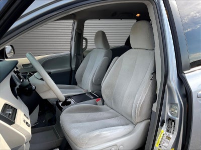 2013 Toyota Sienna LE V6 8 Passenger