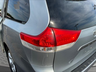 2013 Toyota Sienna LE V6 8 Passenger