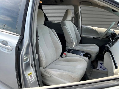2013 Toyota Sienna LE V6 8 Passenger