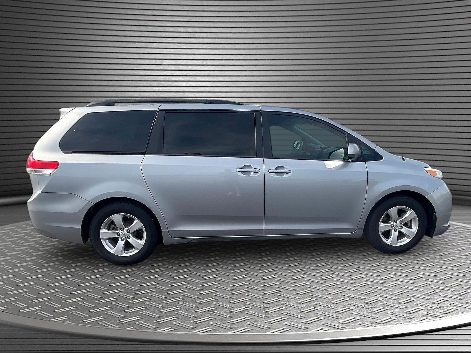 2013 Toyota Sienna LE V6 8 Passenger
